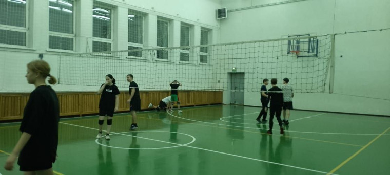 Волейболисты школьного спортивного клуба &quot;Сокол&quot; принимают участие в городском турнире по волейболу.